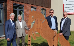 Die Landräte Rainer Rempe (links) und Jens Böther (rechts) würdigen Dr. Roland Wörner (2.von links) und freuen sich auf die gute Zusammenarbeit mit Markus Grimm.